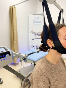 Specjalistyczny zabieg dekompresji odcinka szyjnego na ból kręgosłupa przy użyciu nowoczesnego systemu trakcji BTL w Avellana Centrum Fizjoterapii I Słupsk